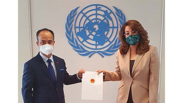 阮忠坚大使向联合国维也纳办事处总干事递交委任书 ảnh 1 阮忠坚大使向联合国维也纳办事处总干事递交委任书 ảnh 1