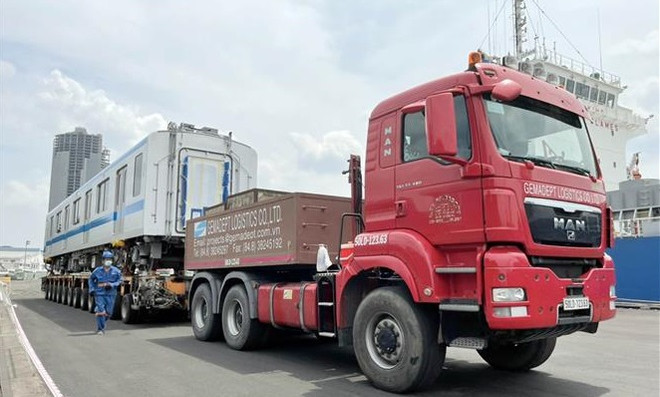 胡志明市地铁一号线再有两列列车运抵庆会港 ảnh 2 胡志明市地铁一号线再有两列列车运抵庆会港 ảnh 2