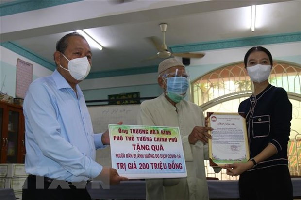 疫情期间走访慰问胡志明市占族同胞 ảnh 1