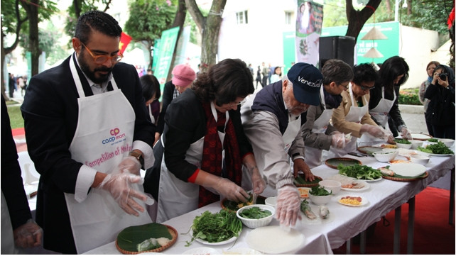 2018年国际美食节向国际友人介绍越南风土人情 ảnh 2 2018年国际美食节向国际友人介绍越南风土人情 ảnh 2