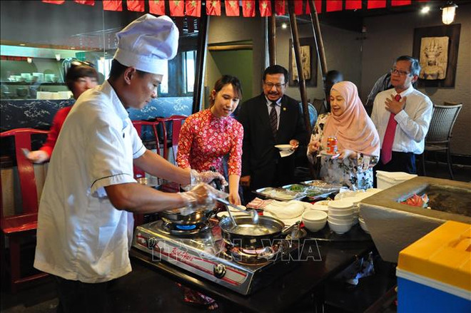 越南向南非友人推介特色文化与美食 ảnh 2