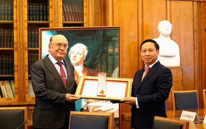 越南向莫斯科罗蒙诺索夫国立大学授予友谊勋章 ảnh 1 越南向莫斯科罗蒙诺索夫国立大学授予友谊勋章 ảnh 1