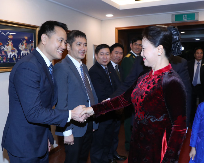 阮氏金银会见越南驻韩大使馆工作人员及旅韩越侨代表 ảnh 2