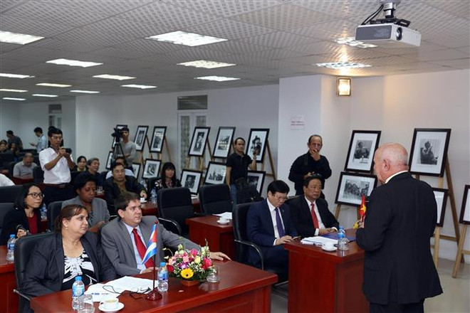 有关切·格瓦拉与菲德尔·卡斯特罗的图片展在河内举行 ảnh 2