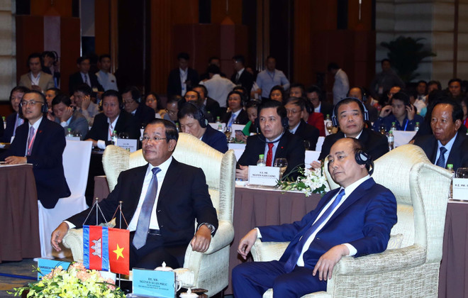 政府总理阮春福与柬埔寨首相洪森出席越柬商业论坛 ảnh 1