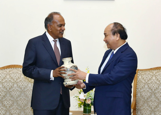 阮春福会见新加坡内政部长兼律政部长尚穆根 ảnh 3