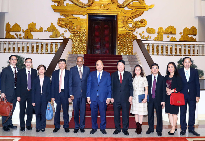 阮春福会见新加坡内政部长兼律政部长尚穆根 ảnh 2
