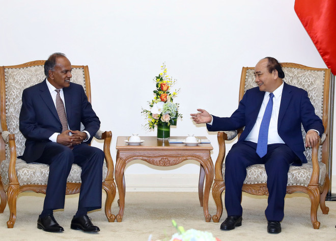 阮春福会见新加坡内政部长兼律政部长尚穆根 ảnh 1