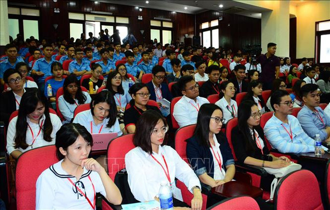 2018年胡志明市国际大学生科学论坛开幕 上千名国内外学生齐聚一堂 ảnh 2