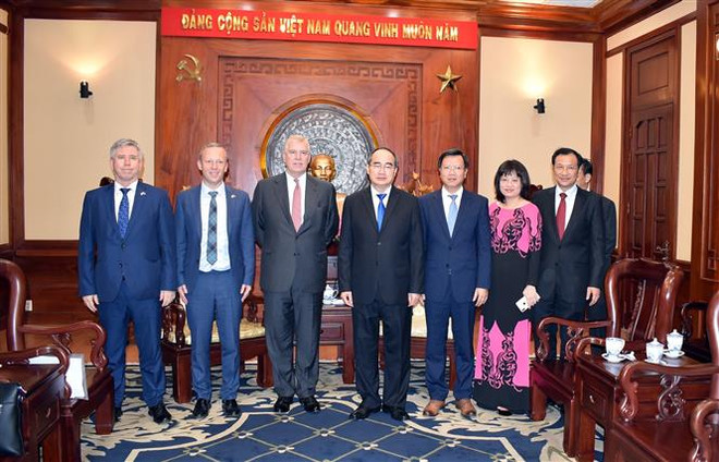 越南胡志明市加强与英国的合作关系 ảnh 2