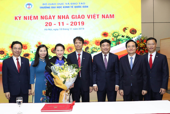 国会主席阮氏金银出席国民经济大学教师节纪念典礼 ảnh 2 国会主席阮氏金银出席国民经济大学教师节纪念典礼 ảnh 2