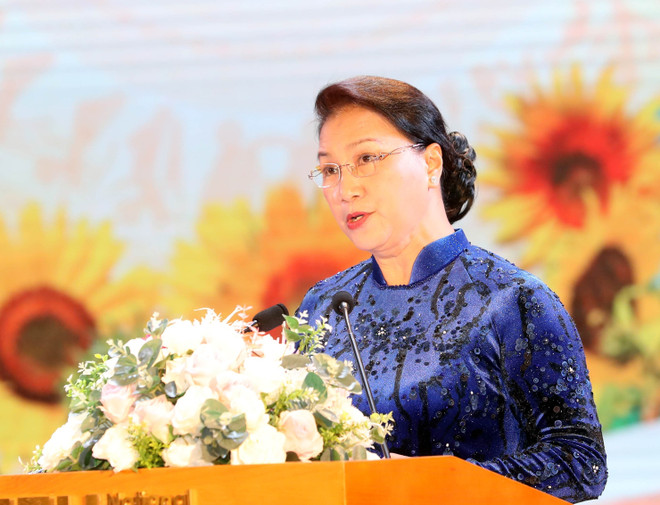 国会主席阮氏金银出席国民经济大学教师节纪念典礼 ảnh 1 国会主席阮氏金银出席国民经济大学教师节纪念典礼 ảnh 1
