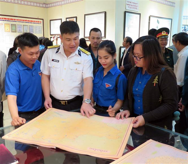 “黄沙、长沙归属越南：历史证据和法律依据”的地图和资料展在昆嵩省举行 ảnh 3