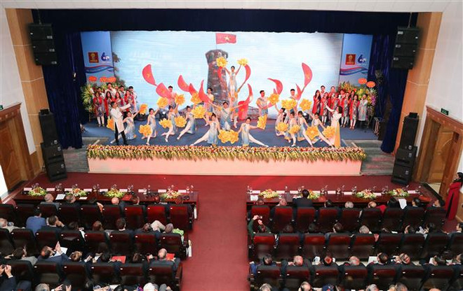 越共中央经济部长阮文平出席河内大学建校60周年纪念活动 ảnh 2 越共中央经济部长阮文平出席河内大学建校60周年纪念活动 ảnh 2