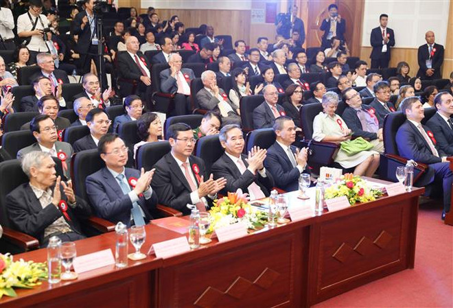 越共中央经济部长阮文平出席河内大学建校60周年纪念活动 ảnh 1 越共中央经济部长阮文平出席河内大学建校60周年纪念活动 ảnh 1