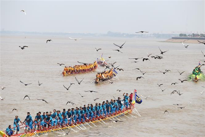 2019年柬埔寨送水节吸引400万游客参加 ảnh 2 2019年柬埔寨送水节吸引400万游客参加 ảnh 2