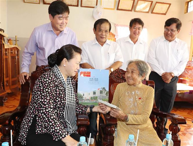 阮春福和阮氏金银等国家领导人走下基层出席 “全民族大团结日”庆祝活动 ảnh 5 阮春福和阮氏金银等国家领导人走下基层出席 “全民族大团结日”庆祝活动 ảnh 5