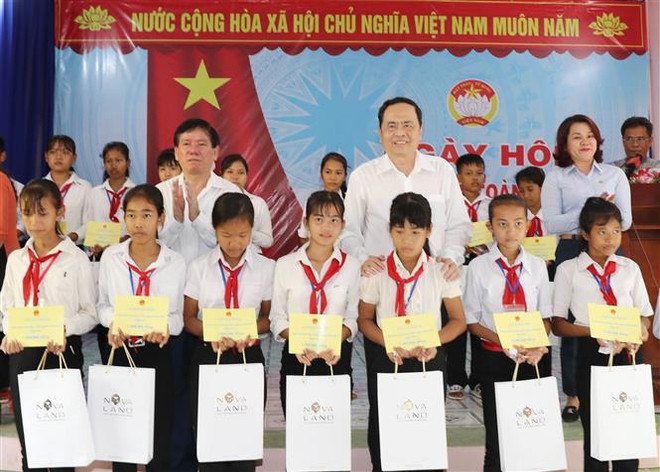 阮春福和阮氏金银等国家领导人走下基层出席 “全民族大团结日”庆祝活动 ảnh 4 阮春福和阮氏金银等国家领导人走下基层出席 “全民族大团结日”庆祝活动 ảnh 4