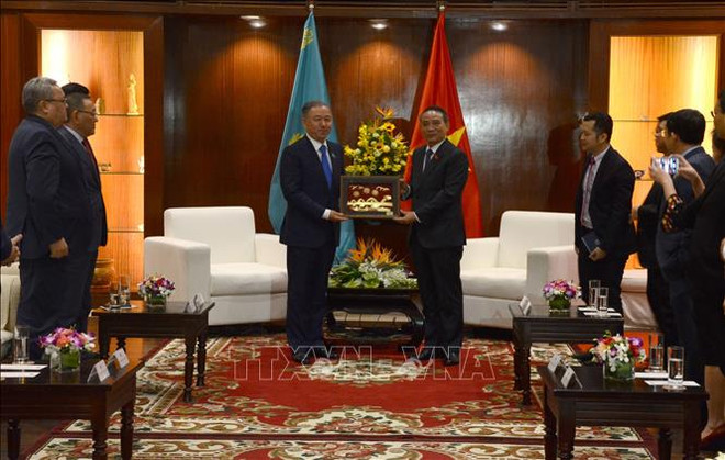 哈萨克斯坦议会下院议长尼格马图林访问岘港市 ảnh 1