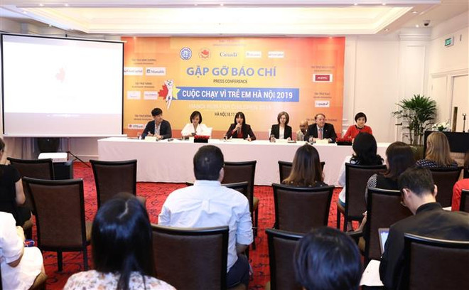 加拿大驻越南大使黛博拉·保罗参加2019年“关爱儿童慈善义跑” ảnh 2