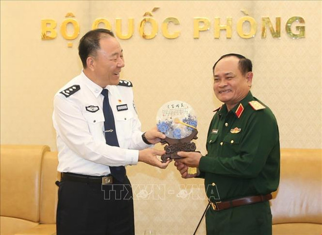 越南人民军副总参谋长阮方南会见中国移民管理局代表团 ảnh 1 越南人民军副总参谋长阮方南会见中国移民管理局代表团 ảnh 1