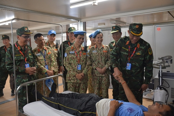 陈光方上将走访慰问在南苏丹执行维和任务的越南野战医院 ảnh 1 陈光方上将走访慰问在南苏丹执行维和任务的越南野战医院 ảnh 1
