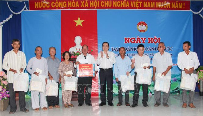 从氏放、陈青敏等走下基层 出席“全民族大团结日”庆祝活动 ảnh 2