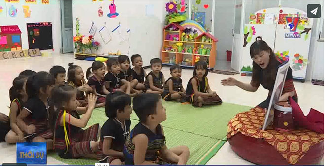 戈都族老师一边教学一边做好民族文化保护工作 ảnh 1