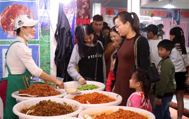 第19届越中(老街)国际贸易交易会拉开序幕 ảnh 1 第19届越中(老街)国际贸易交易会拉开序幕 ảnh 1