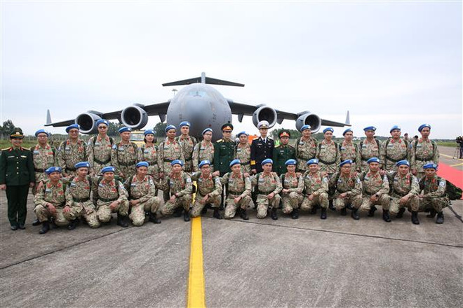 越南二号二级野战医院医疗队第一小组今日启程赴南苏丹执行任务 ảnh 2