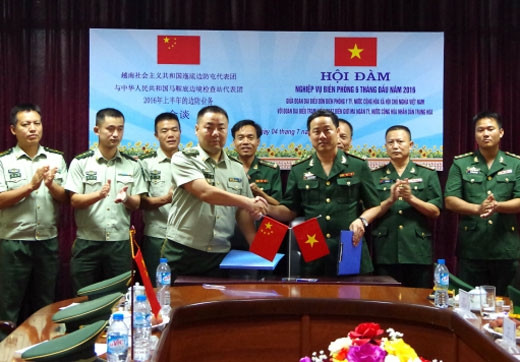 越南依梯边防屯与中国马鞍底边境检查站举行边防业务会谈 ảnh 1 越南依梯边防屯与中国马鞍底边境检查站举行边防业务会谈 ảnh 1