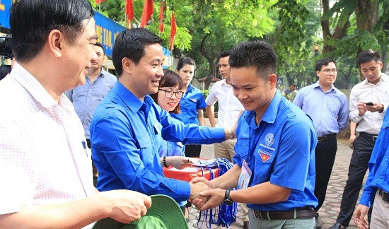 越南首都青年在老挝首都展开“携手青春共建友谊”志愿服务活动 ảnh 1 越南首都青年在老挝首都展开“携手青春共建友谊”志愿服务活动 ảnh 1