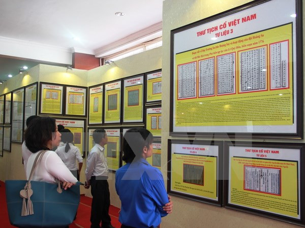 “黄沙和长沙归属越南——历史证据和法律依据”地图资料展在坚江省举行 ảnh 1