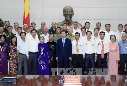 王廷惠副总理会见南定省革命有功者代表团 ảnh 2 王廷惠副总理会见南定省革命有功者代表团 ảnh 2