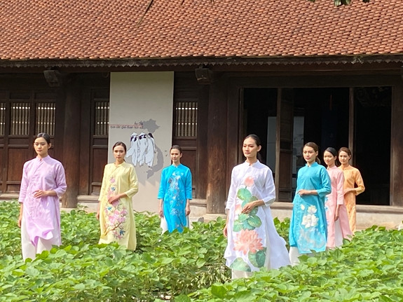 “我们奥黛”活动有助于推崇传统奥黛文化价值 ảnh 2 “我们奥黛”活动有助于推崇传统奥黛文化价值 ảnh 2