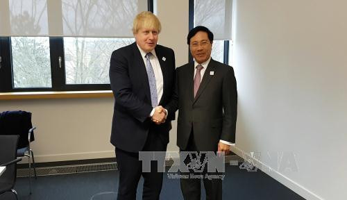 越南政府副总理兼外交部长范平明会见英国、美国和巴西外交部长 ảnh 1