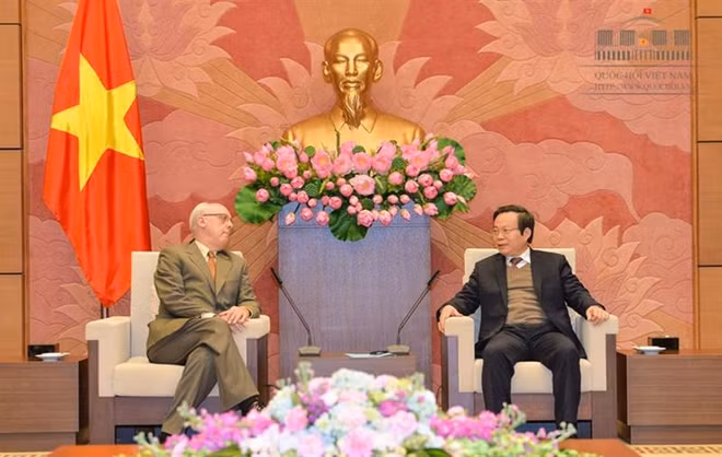 国会副主席冯国显会见美国印第安纳大学公共与环境事务学院院长 ảnh 1