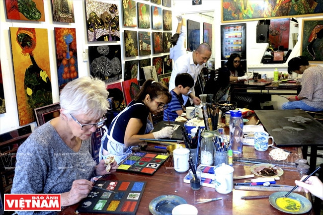 西湖磨漆画培训班——越南磨漆画走向世界的桥梁 ảnh 1 西湖磨漆画培训班——越南磨漆画走向世界的桥梁 ảnh 1