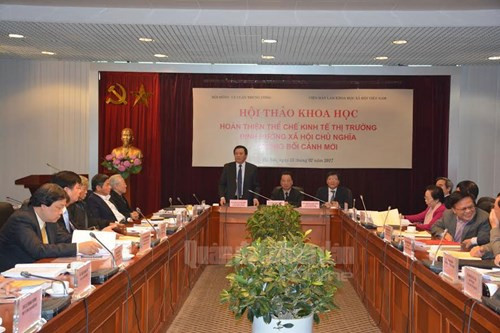 题为“在新形势下完善社会主义定向市场经济体制”学术研讨会在河内举行 ảnh 1 题为“在新形势下完善社会主义定向市场经济体制”学术研讨会在河内举行 ảnh 1