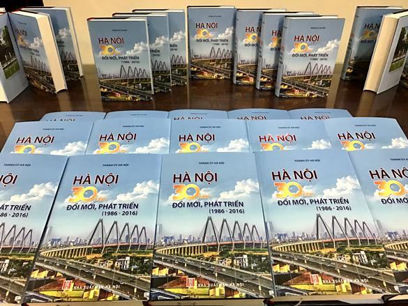 《河内——30年革新与发展》一书正式问世 ảnh 1