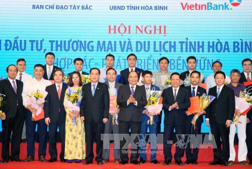 越南政府总理阮春福出席和平省投资促进会 ảnh 1 越南政府总理阮春福出席和平省投资促进会 ảnh 1