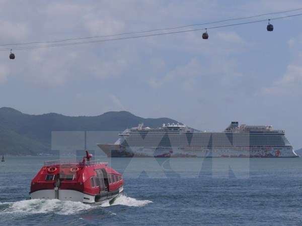 载有2300名外国游客的“云顶梦”号豪华邮轮抵达岘港市 ảnh 1 载有2300名外国游客的“云顶梦”号豪华邮轮抵达岘港市 ảnh 1