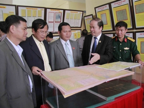 “黄沙、长沙归属越南：历史证据和法律依据”地图资料展亮相太原省 ảnh 1