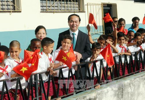 越南国家主席陈大光参观古巴哈瓦那阮文追小学校 ảnh 1 越南国家主席陈大光参观古巴哈瓦那阮文追小学校 ảnh 1