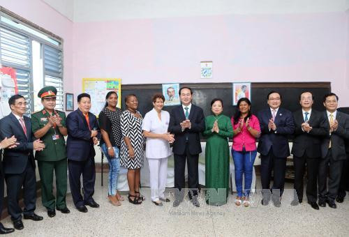 越南国家主席陈大光参观古巴哈瓦那阮文追小学校 ảnh 2 越南国家主席陈大光参观古巴哈瓦那阮文追小学校 ảnh 2