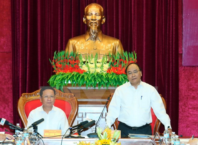 阮春福总理与和平省领导举行工作会谈 ảnh 1