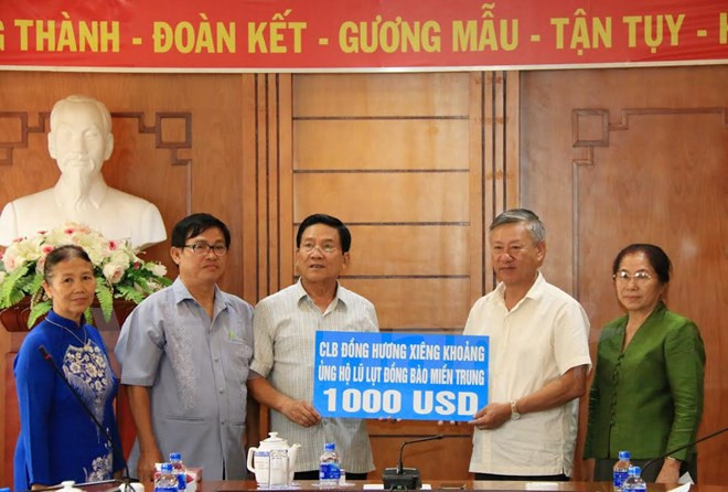 旅居老挝越南人为中部灾民捐款 ảnh 1 旅居老挝越南人为中部灾民捐款 ảnh 1