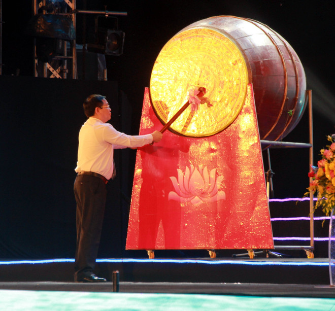 2018年越南乂安省炉门旅游节开幕 王廷惠出席并击鼓 ảnh 1