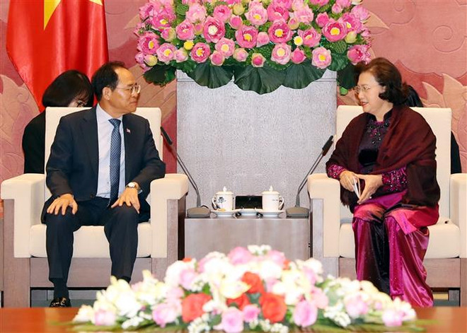 越南国会主席阮氏金银会见韩国驻越大使朴卢万 ảnh 2 越南国会主席阮氏金银会见韩国驻越大使朴卢万 ảnh 2