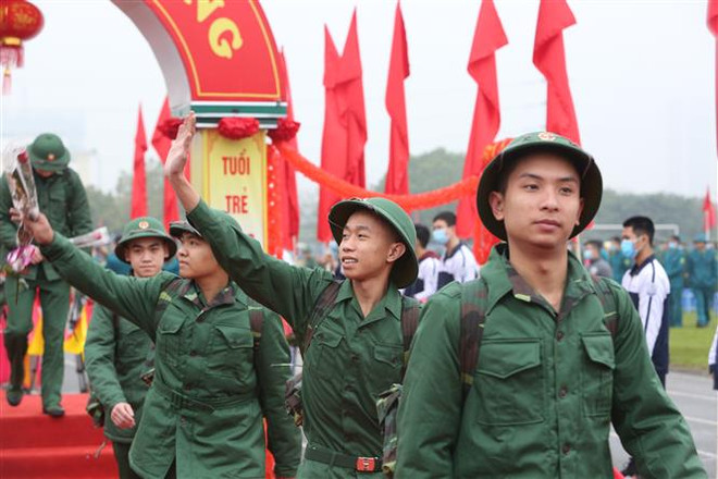 河内市上千名新兵纷纷启程奔赴军营 ảnh 1
